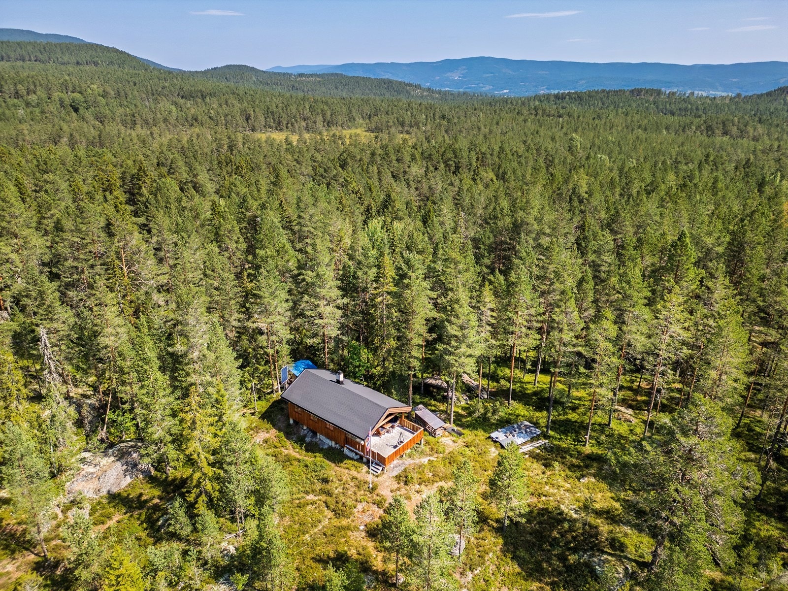 En perfekt hytte for deg som ønsker fred, natur og enkel hyttekos i vakre omgivelser. Galleribilde