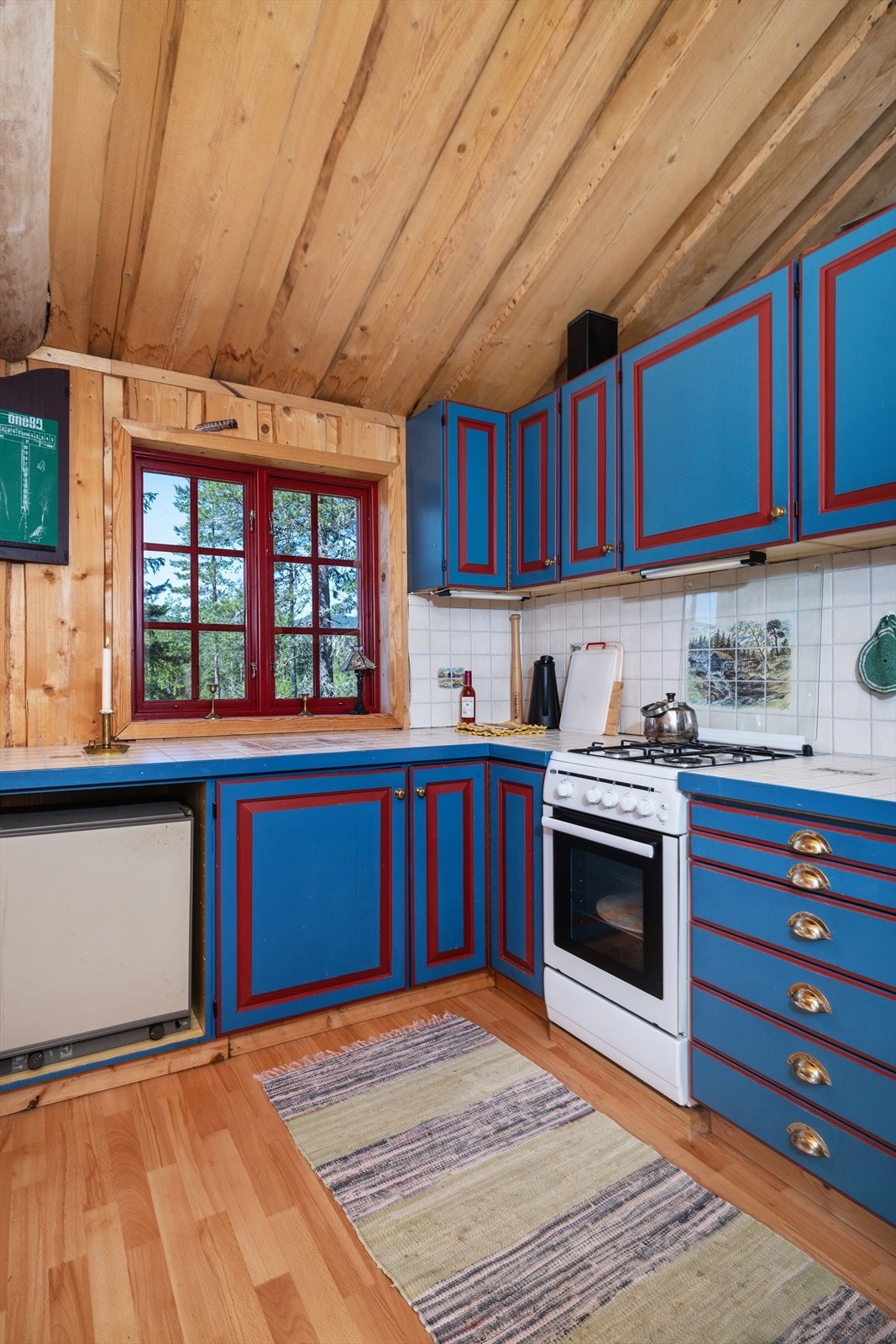 Det er avsatt plass til komfyr og kjøleskap under benk. Galleribilde