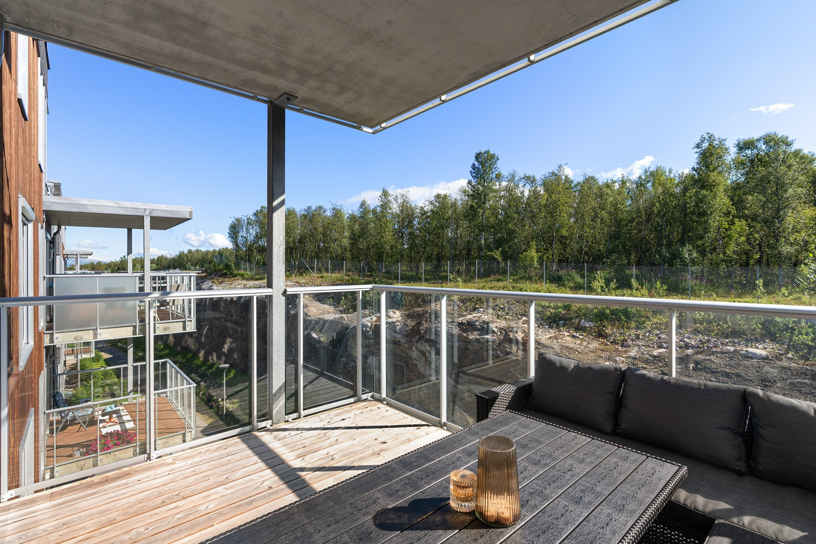 Verandaen er møbleringsvennlig hvor du har god plass til både sittegruppe og grill.