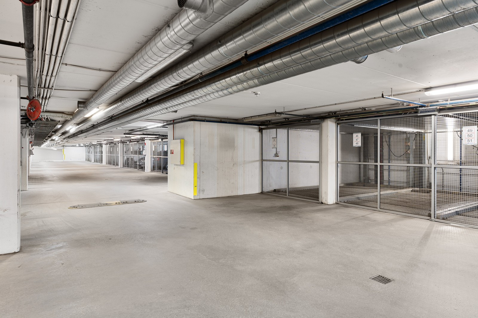 Det medfølger fast parkeringsplass i kjeller plassnr. 44/45.
