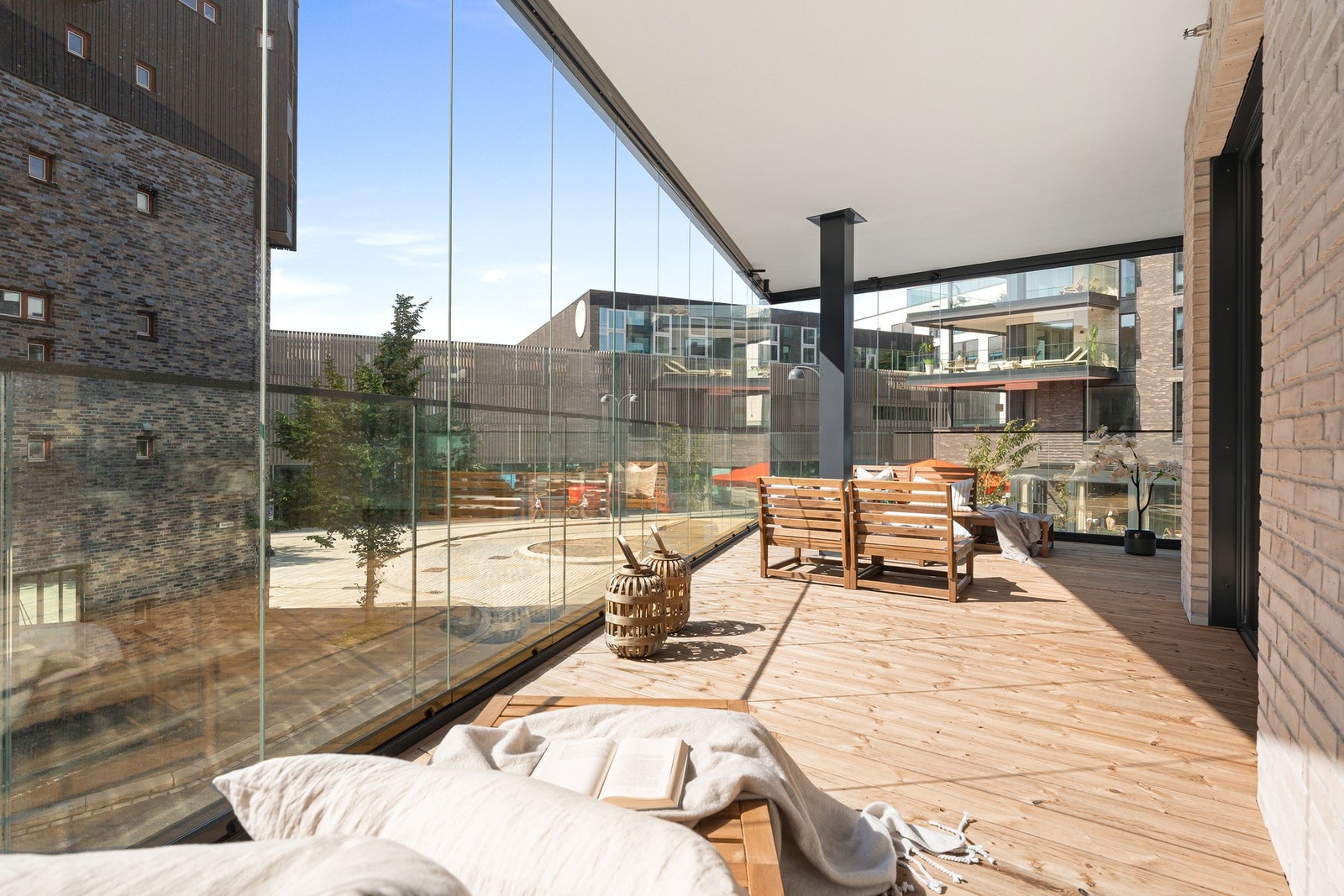 Her kan sommeren nytes, med kort vei til både strand, sjø, elv, by og mark. Galleribilde