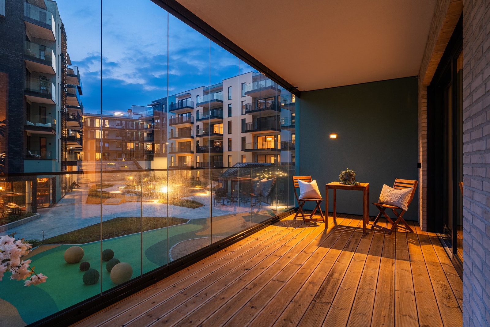 Utsyn til fellesområder med fontene og sittegrupper Galleribilde