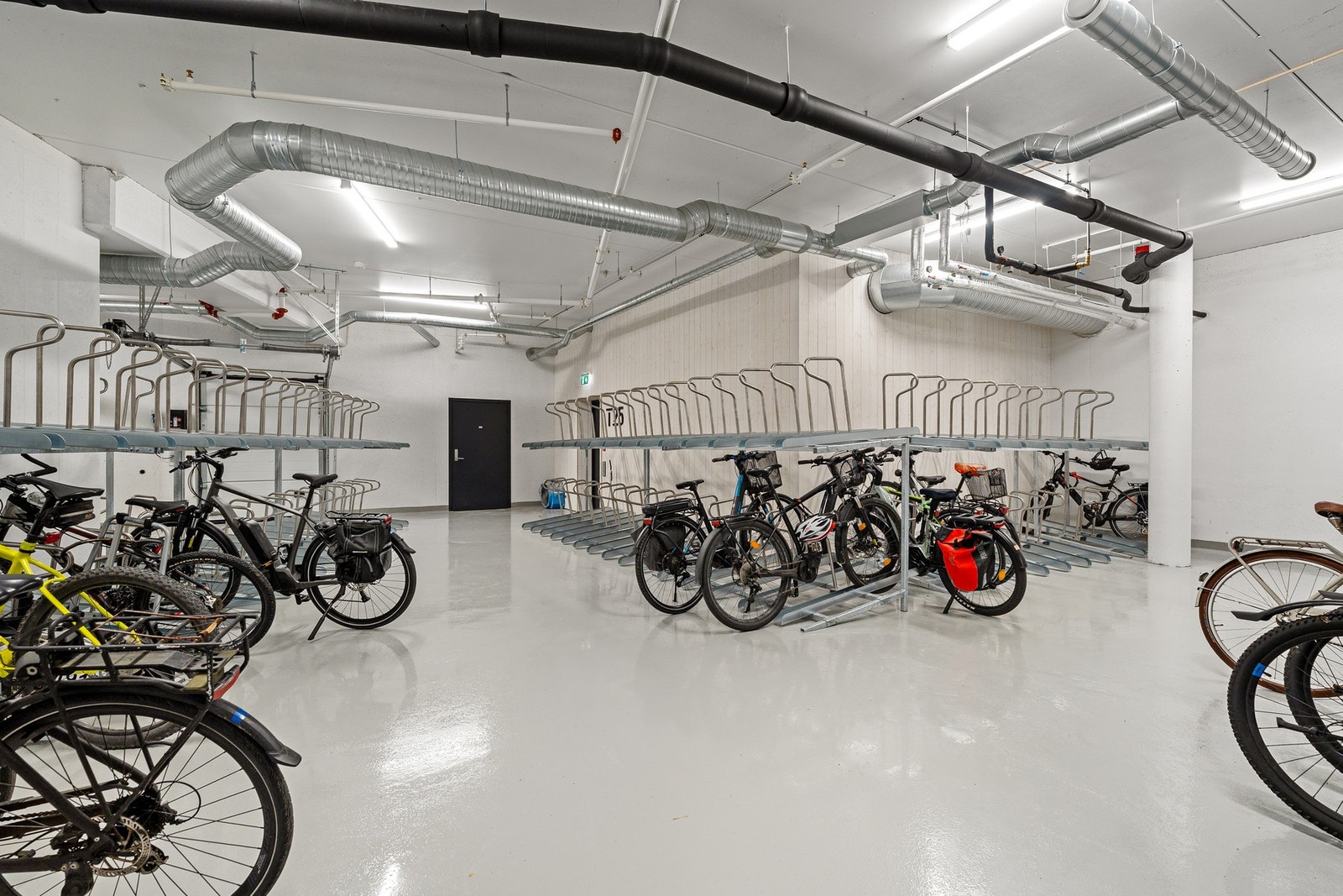 Felles sykkelgarasje og bod i kjeller medfølger Galleribilde