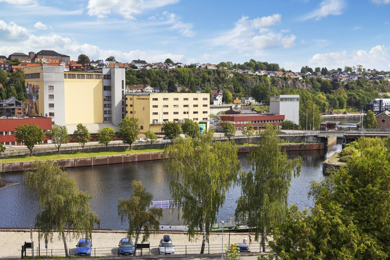 Flott utsikt over Hjellevannet fra balkongen Galleribilde