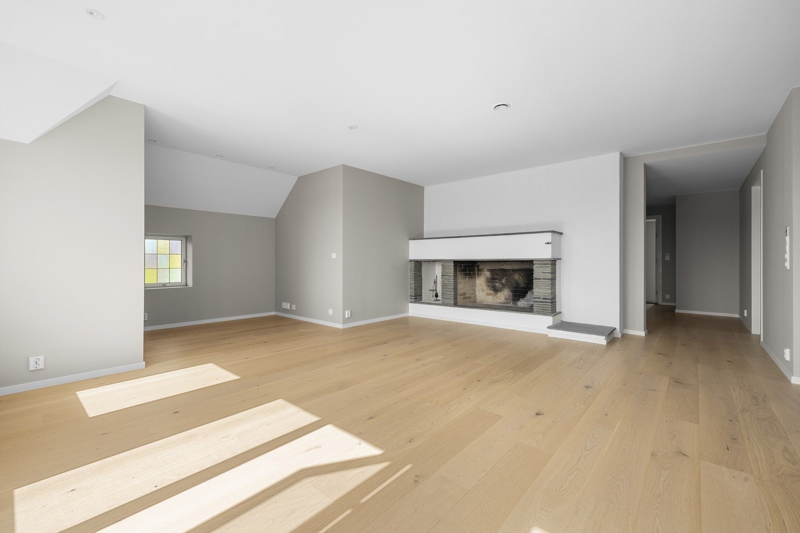 Denne lekre leiligheten ligger i 2.etasje og fremstår som særdeles innbydende og delikat med tidsriktige materialvalg og innredninger Galleribilde