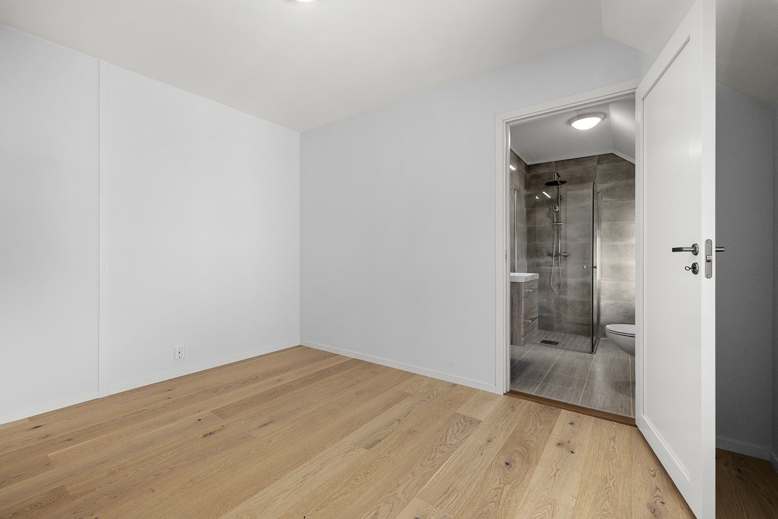 Fra soverom III/master bedroom er det adkomst til baderom Galleribilde