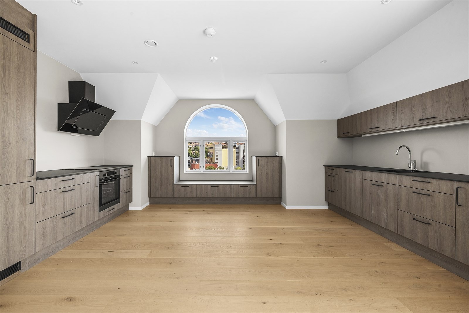 Særdeles flott kjøkken med tidsriktig innredning fra Systemkjøkken med slette fronter i mørk eik Galleribilde