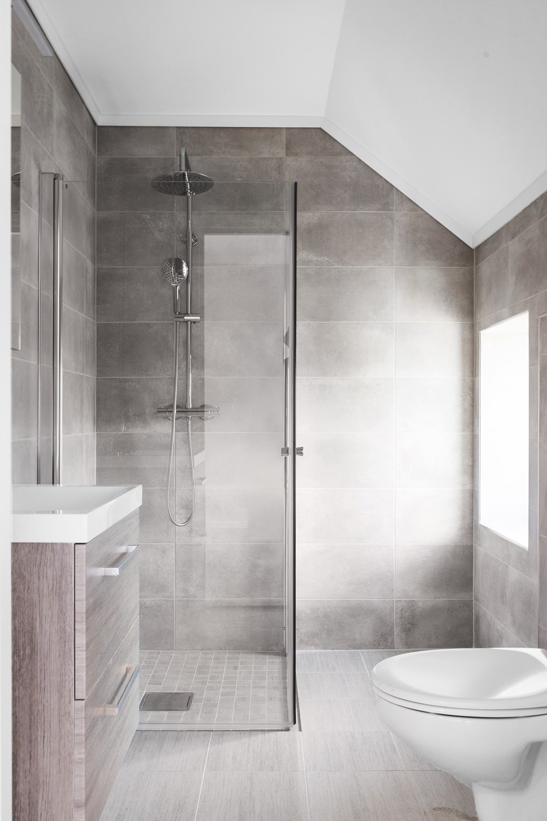 Baderom I har inngang fra master bedroom, og har pene flislagte vegger og gulv, med varmekabler Galleribilde