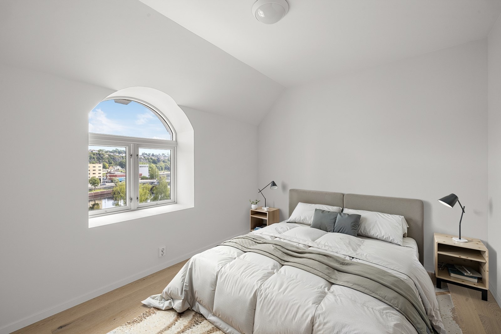 Leiligheten har 3 store soverom, alle med god plass til dobbeltseng - leiligheten er digitalt stylet Galleribilde