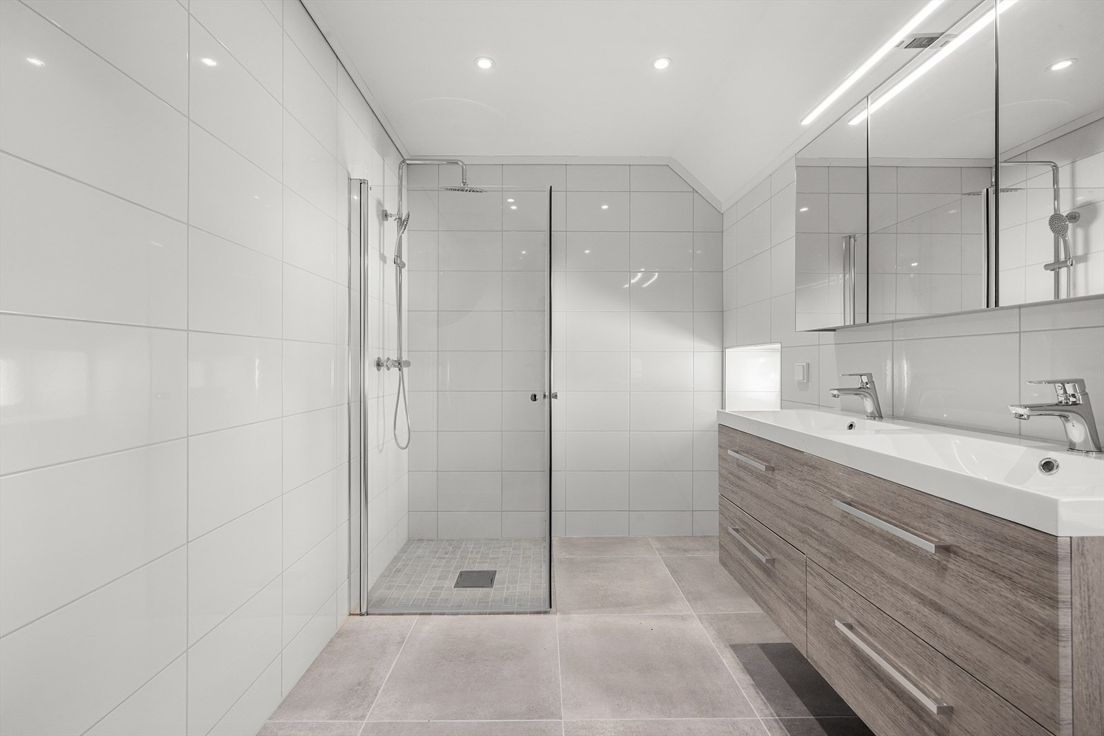 Baderomsinnredning med dobbel overliggende servant og god oppbevaringsplass i skuffer Galleribilde