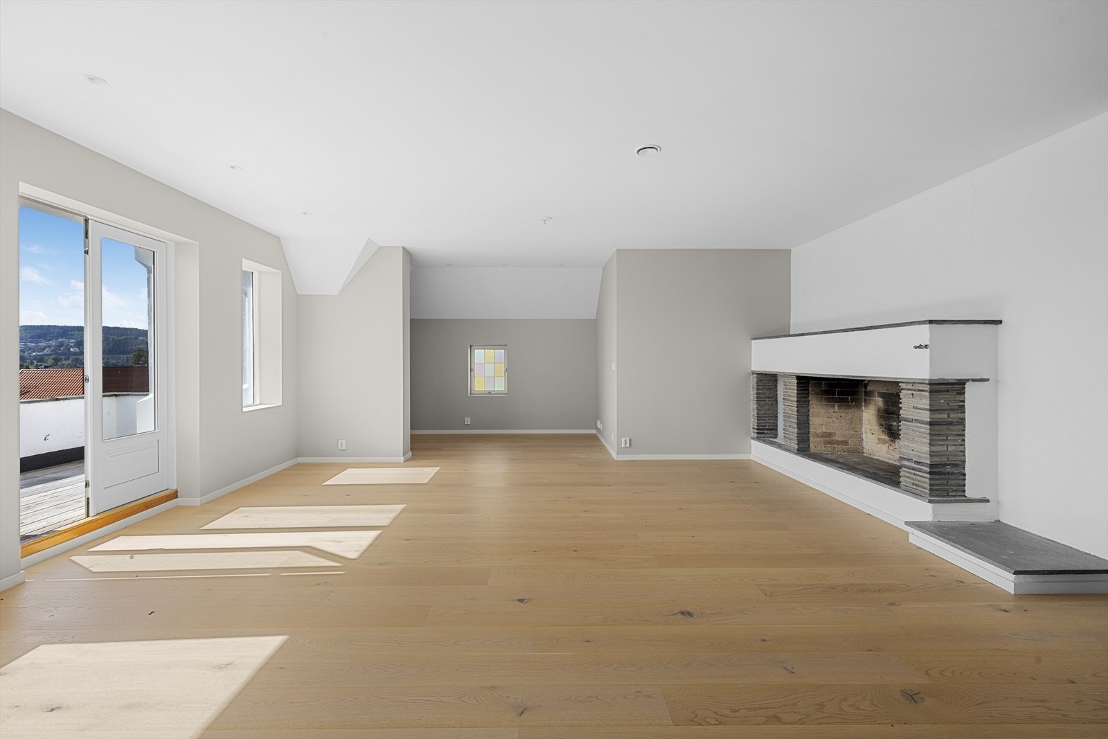 Stuen har åpen peis, som sørger for en hyggelig stemning og god oppvarming. Galleribilde