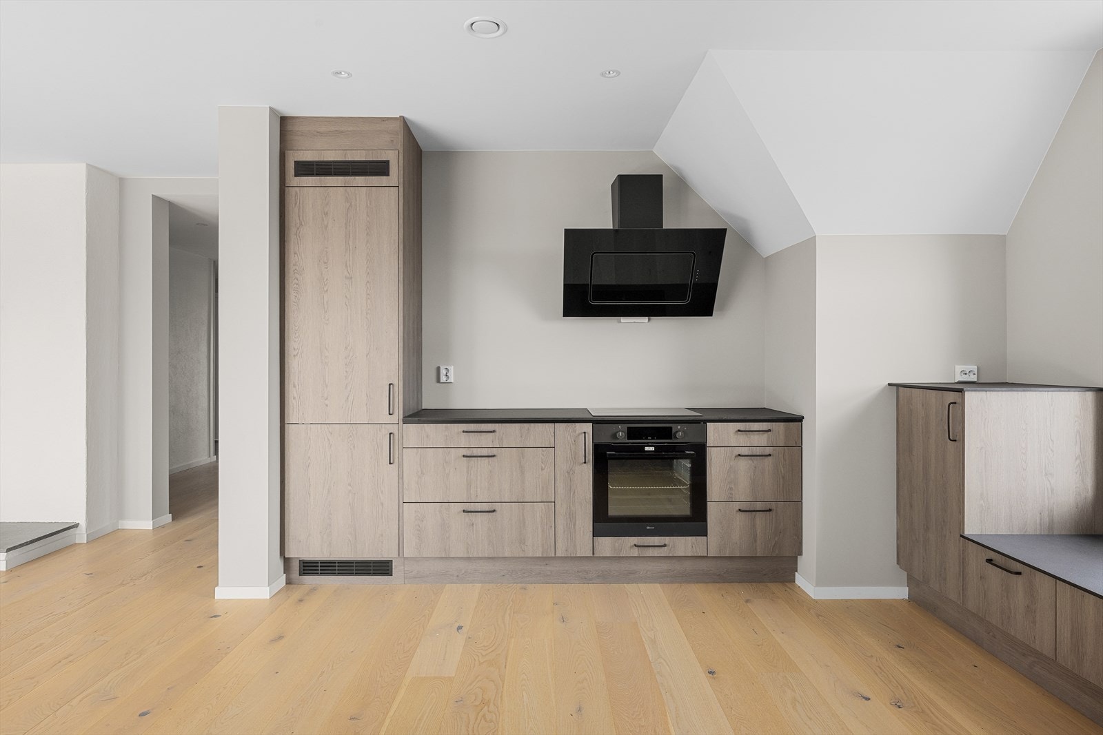 Det er integrert stekeovn, platetopp, oppvaskmaskin og kjøl/fryseskap Galleribilde