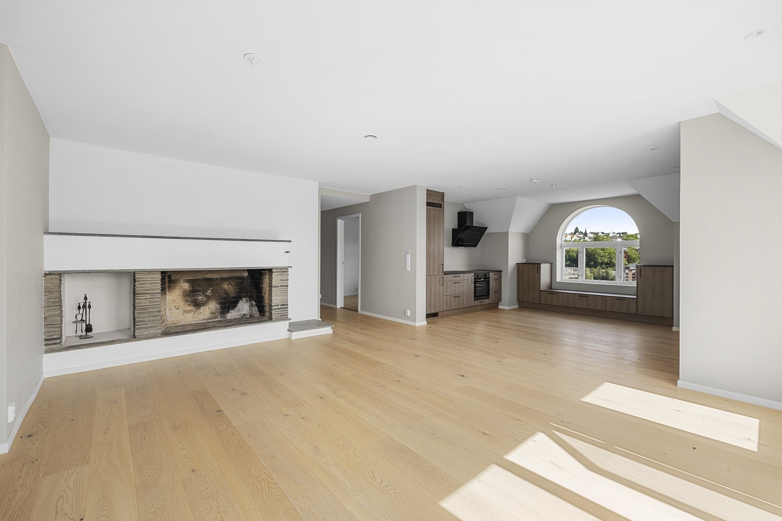 Denne stilfulle stuen har meget god plass til stor sofagruppe og langbord i spisestuen Galleribilde