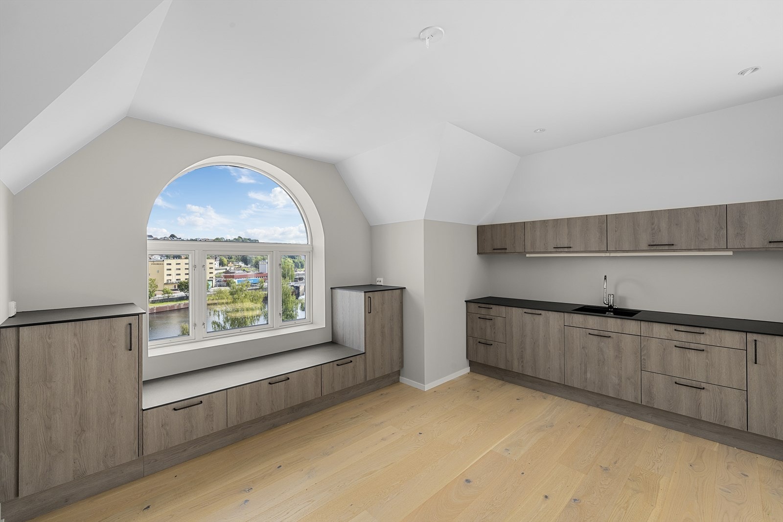 Fra kjøkkenet kan man nyte flott utsikt ned mot Hjellevannet Galleribilde