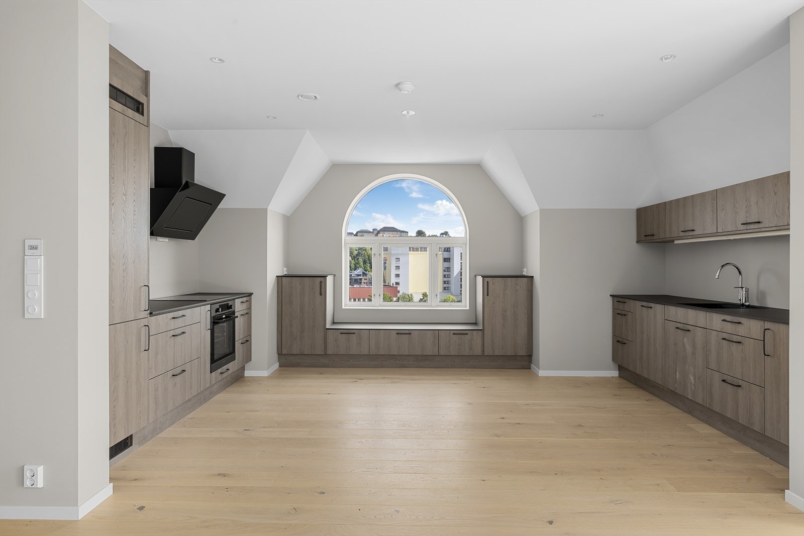 Det er god oppbevaringsplass i innredning og rikelig med arbeidsplass på benkeflater Galleribilde