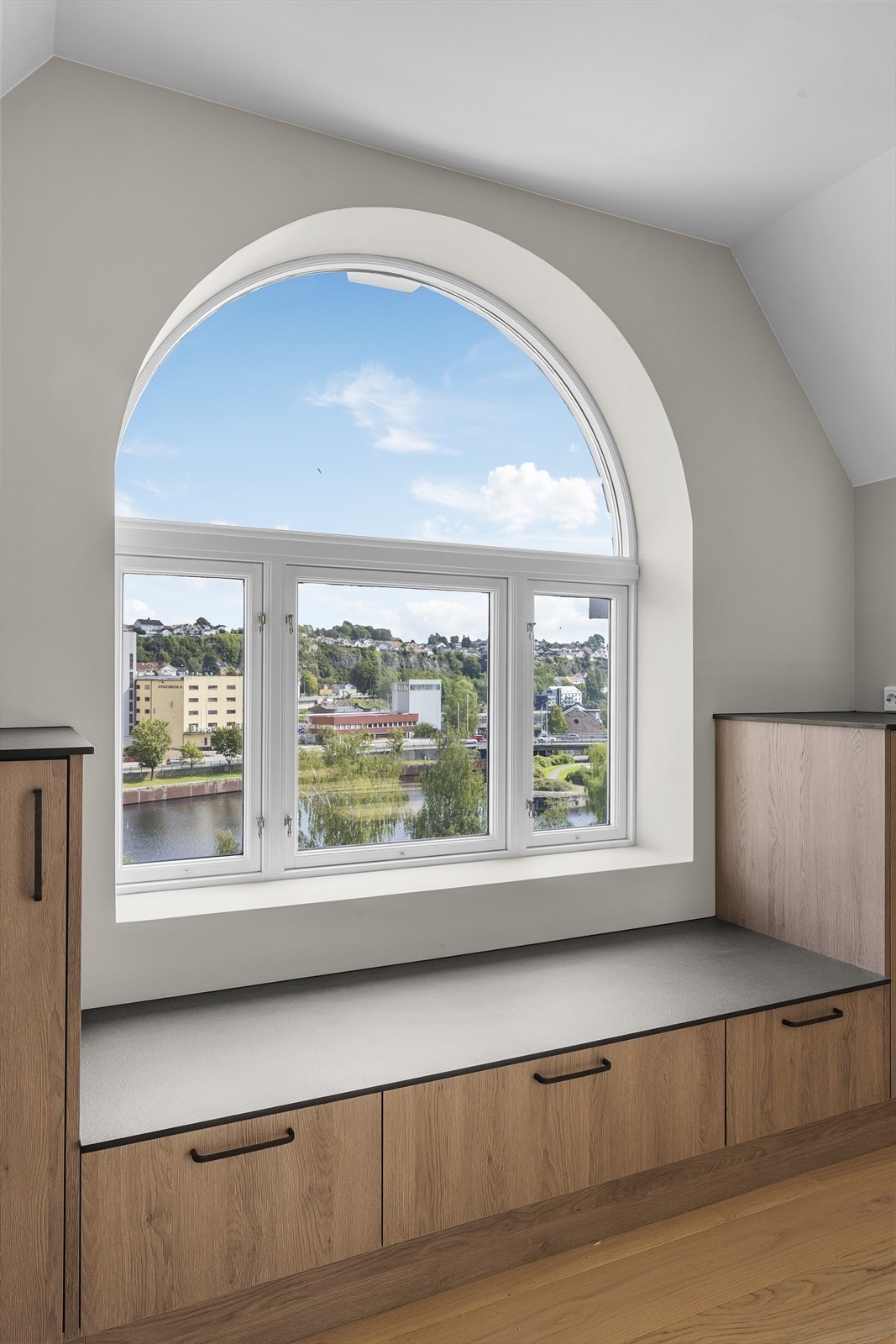 Kjøkken er innredet med hyggelig sittebenk under det vakre vinduet - her kan man nyte utsikten mot Skien sentrum og Hjellevannet Galleribilde