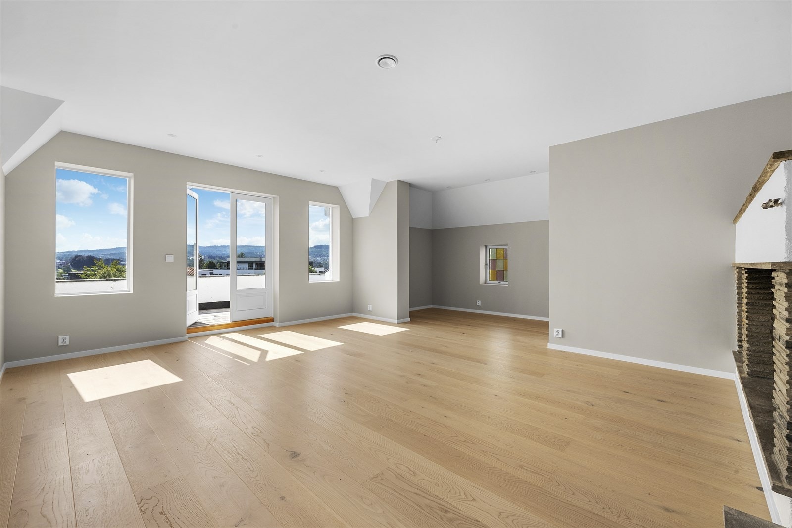 Denne leiligheten har ekstra god takhøyde og store vinduer med dype vinduskarmer Galleribilde