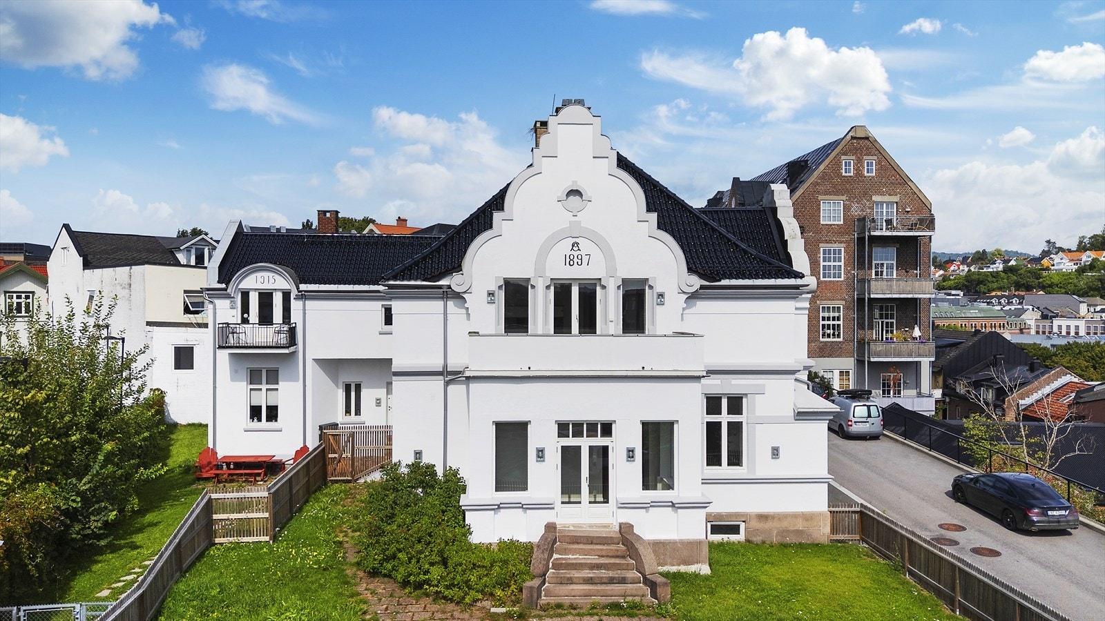 Lekker leilighet i ærverdig bygård på toppen av Skien sentrum, med alle fasiliteter rett utenfor døren! Galleribilde