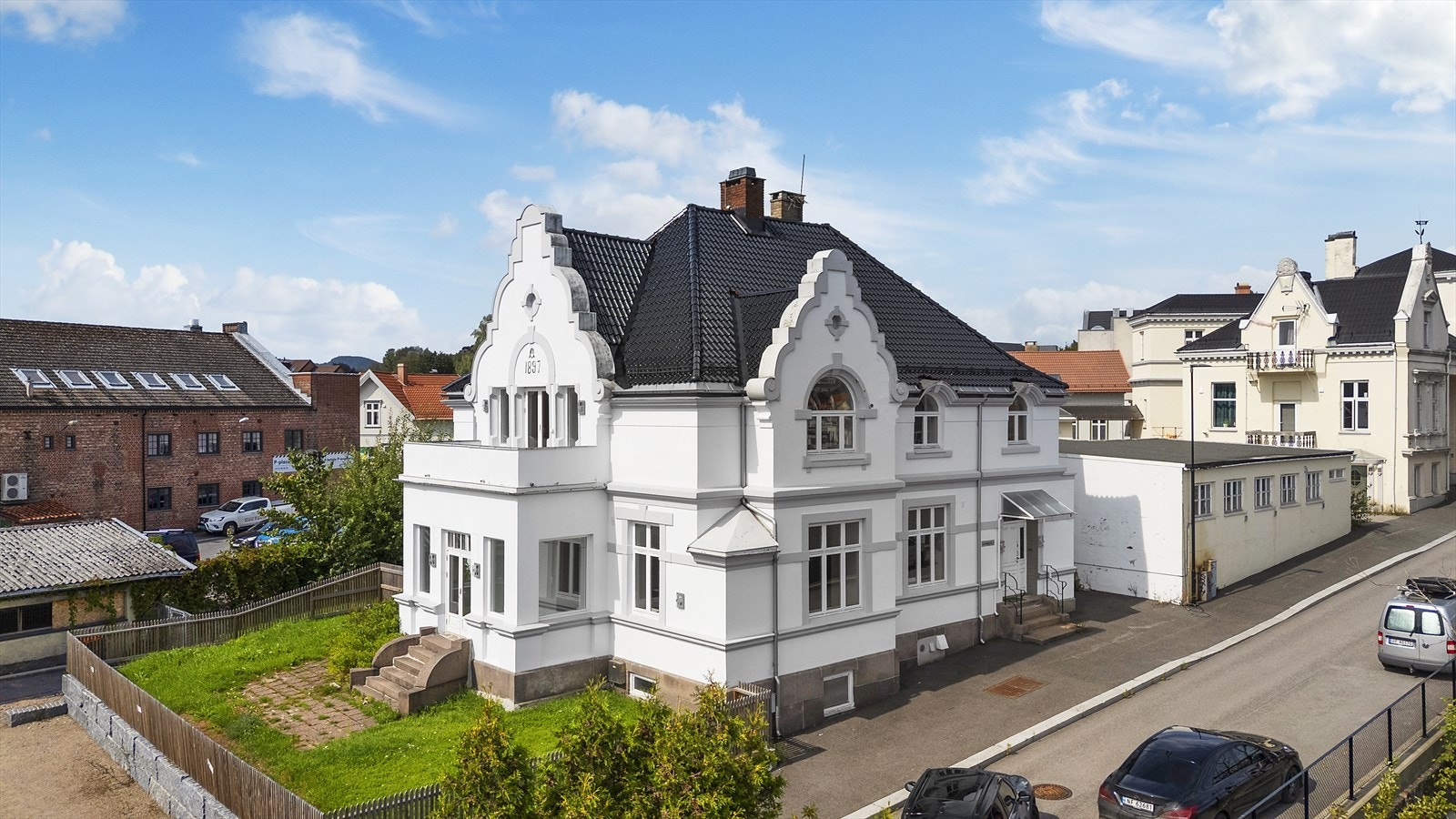 Ærverdig bygård på taket av Skien! Leiligheten på ca 130 kvm ligger i 2.etasje med fantastisk utsikt fra balkong Galleribilde