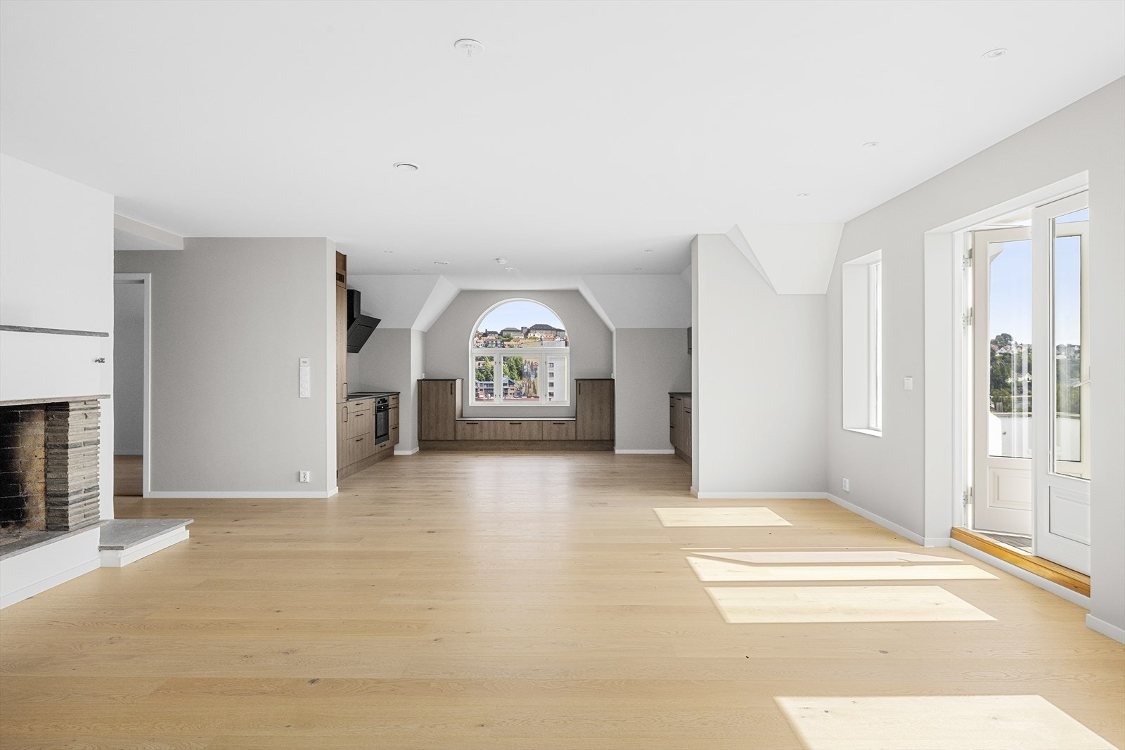 Kjøkkenet ligger i en sosial åpen løsning mot stuen Galleribilde