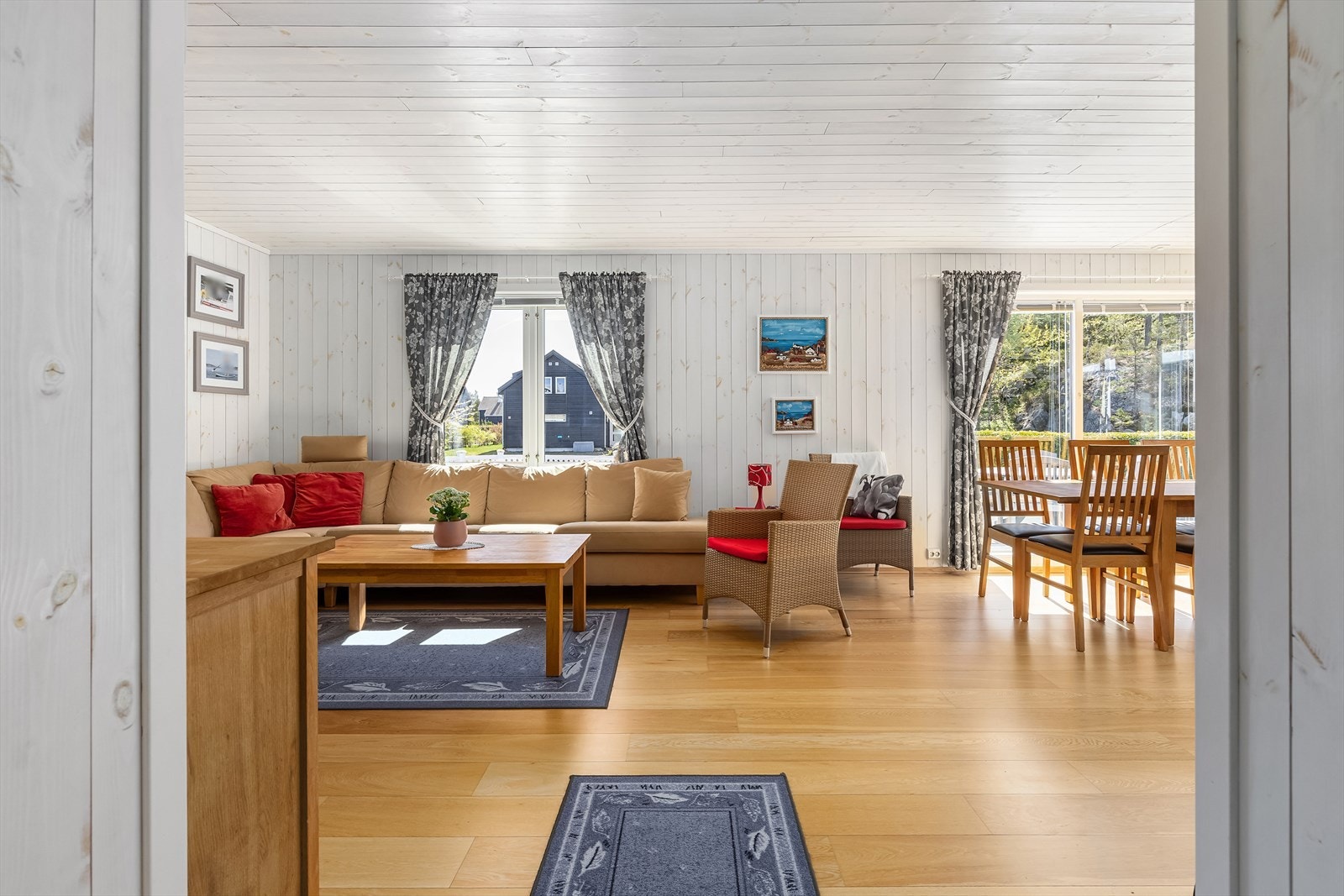 Hyggelig stue med god plass til sofagruppe og spisebord Galleribilde