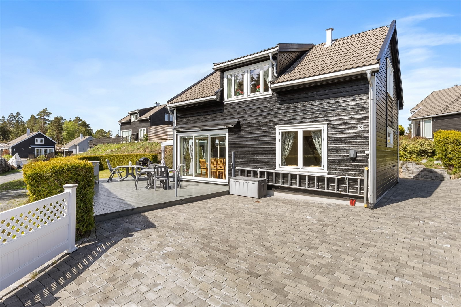 Romslig tun med god plass til biloppstilling Galleribilde