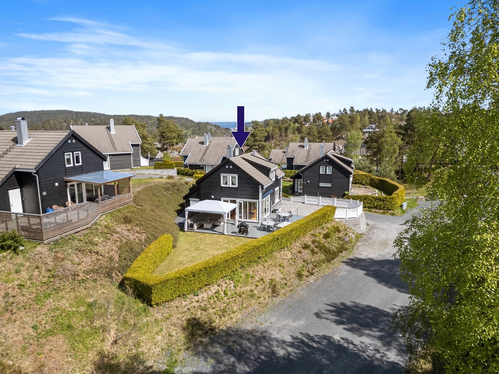 Pent opparbeidet tomt med hage, platting, belegningsstein, mur og hekk Galleribilde