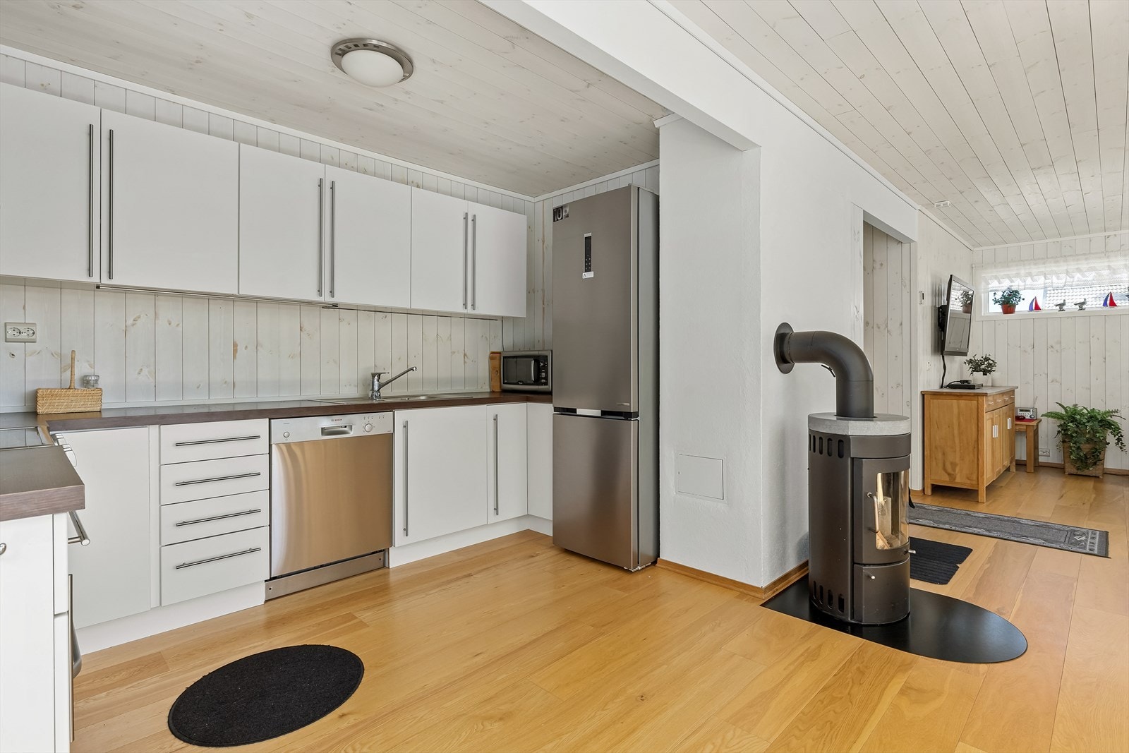 Kjøkken og stue er i praktisk åpen løsning Galleribilde