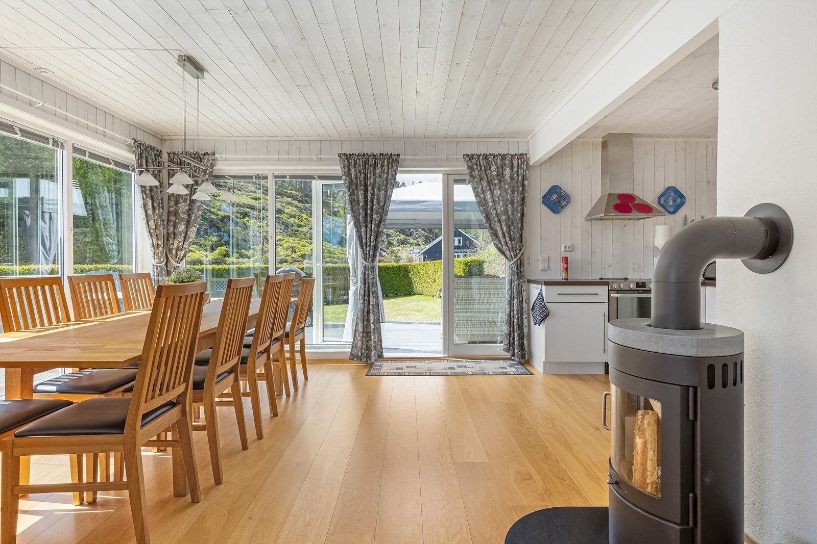 Lys og fin spisestue med godt naturlig lys Galleribilde