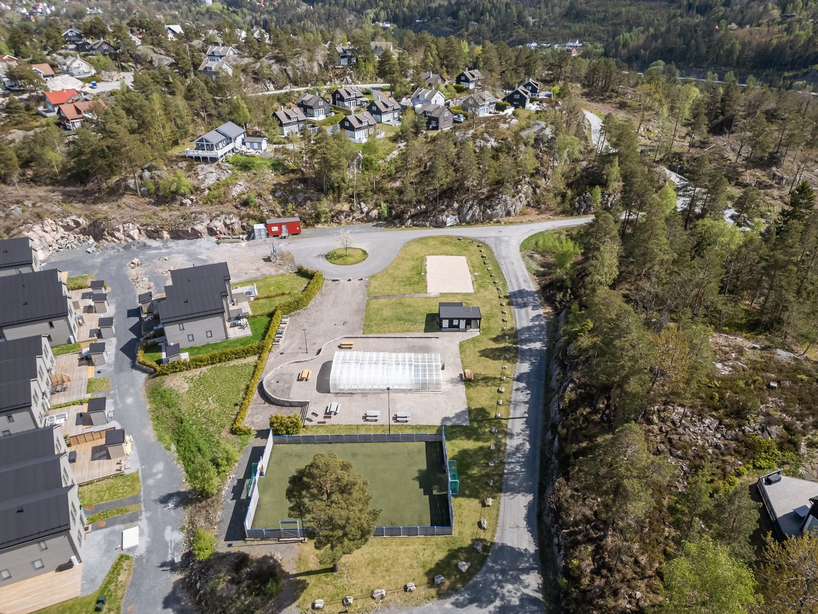 Dronebilde over bassengområdet Galleribilde