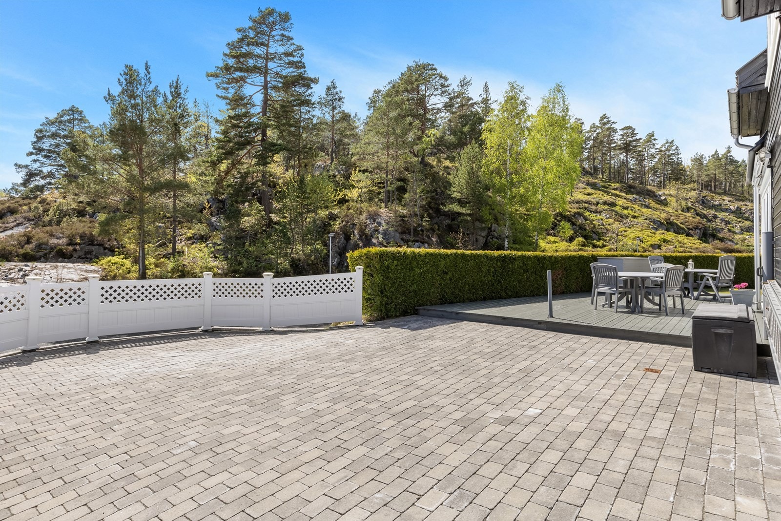 Hyggelige uteområder med god plass til flere sittegrupper Galleribilde