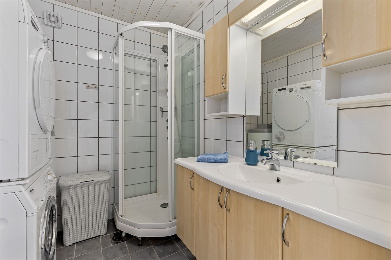 Bad/vaskerom med opplegg for vaskemaskin og tørketrommel Galleribilde