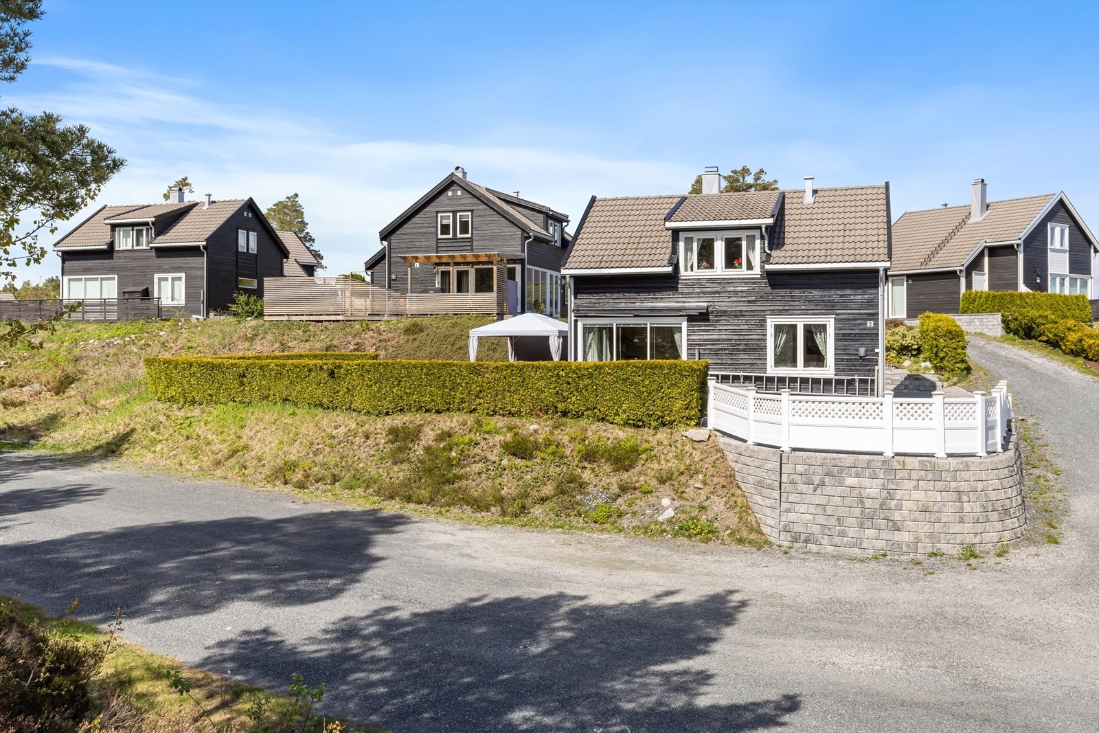 Det er satt opp en fin mur rundt deler av tomten for ca. 3 år siden Galleribilde