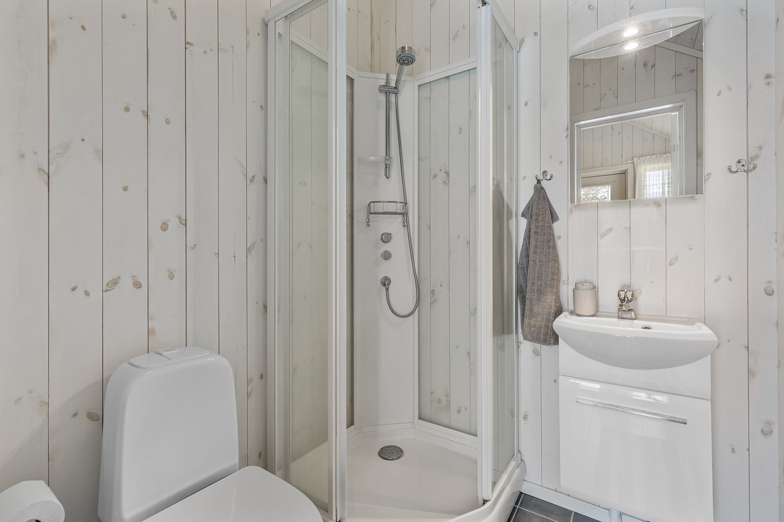 Bad med dusjkabinett, vask og toalett Galleribilde