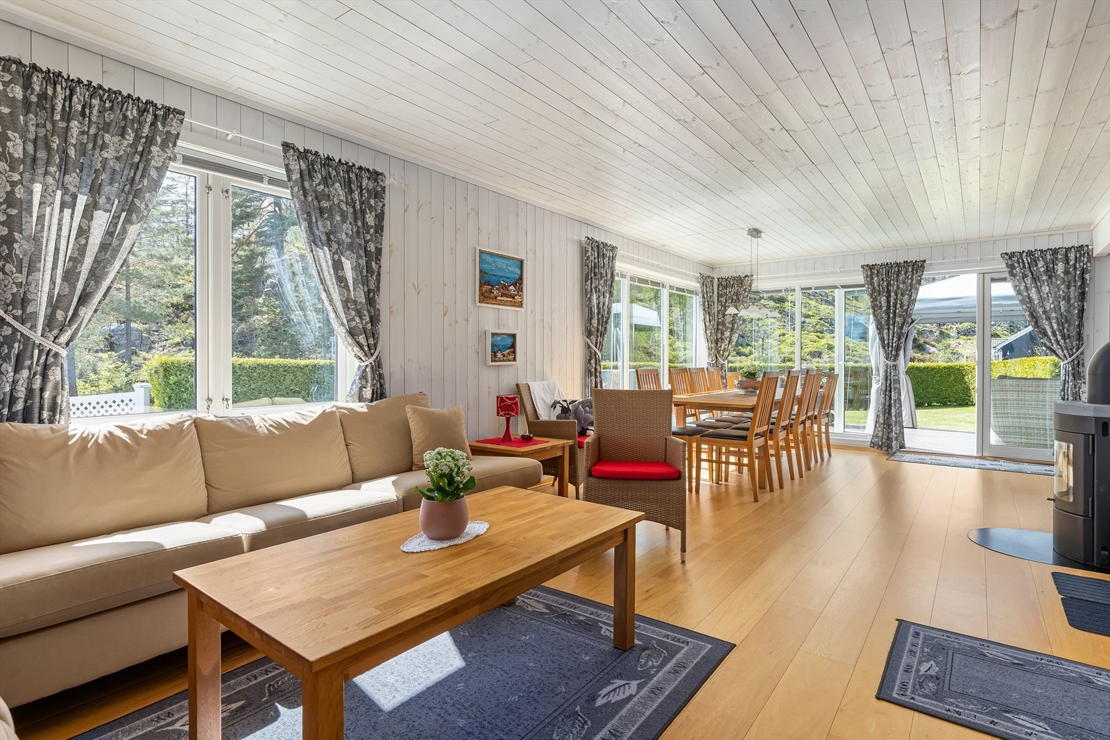 Stue og spisestue med peisovn Galleribilde