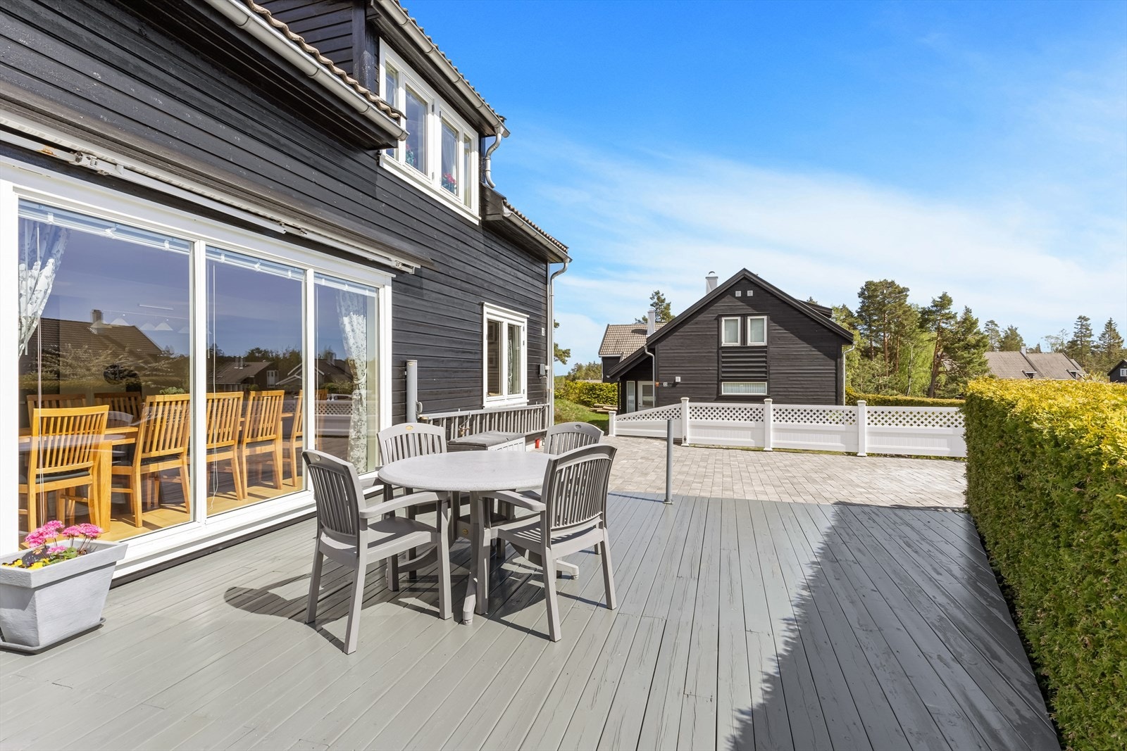 Solrike uteområder med plass til hele familien Galleribilde