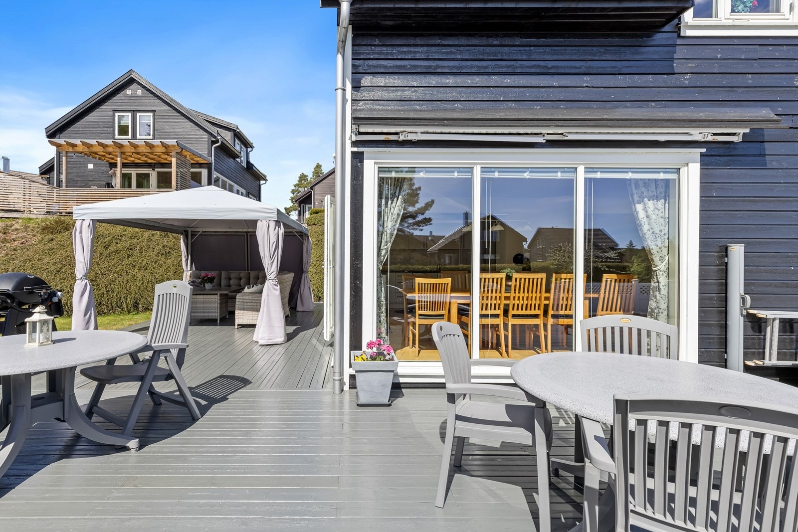 Det er utgang til terrasse fra stue Galleribilde