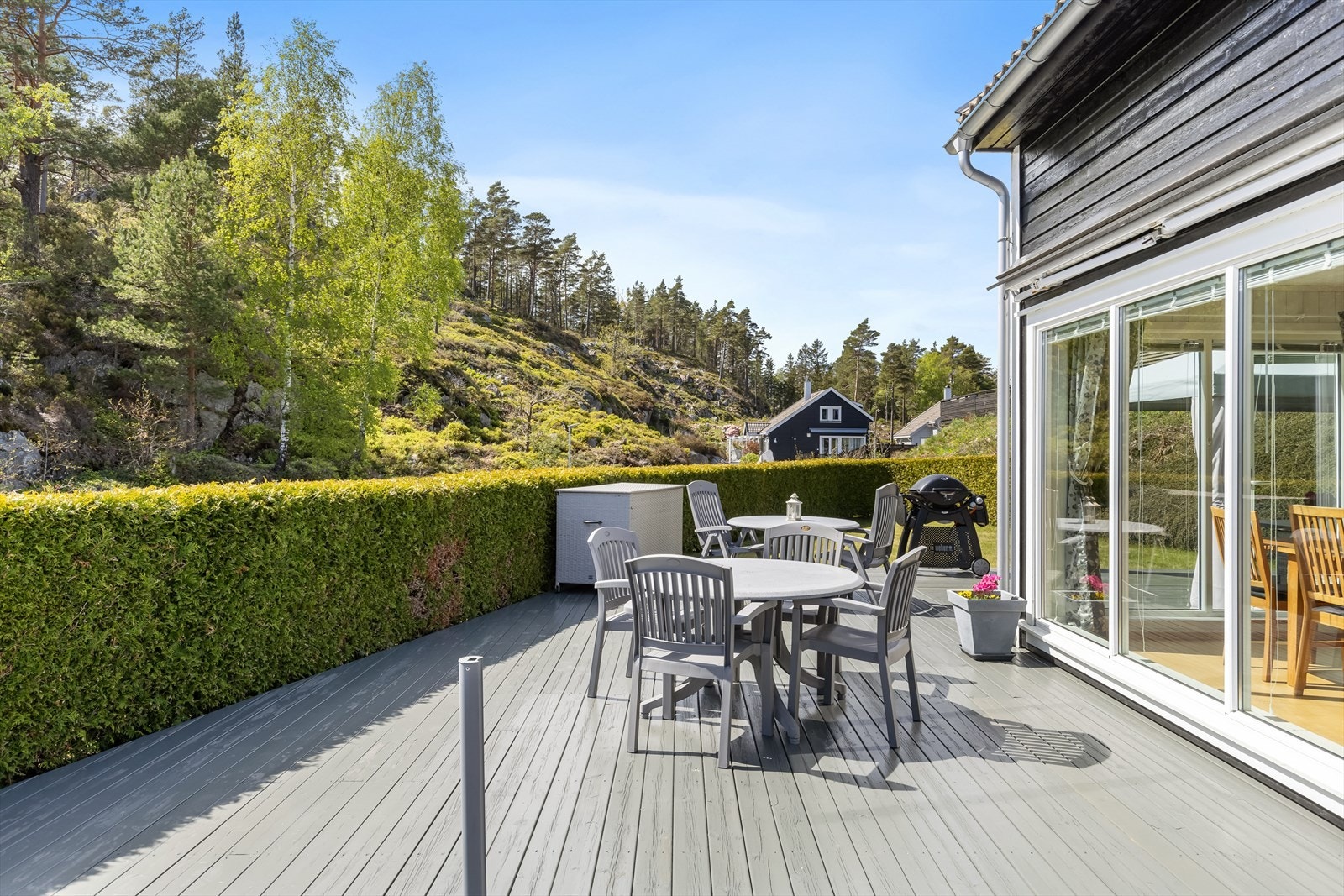 Terrassen er skjermet med hekk Galleribilde