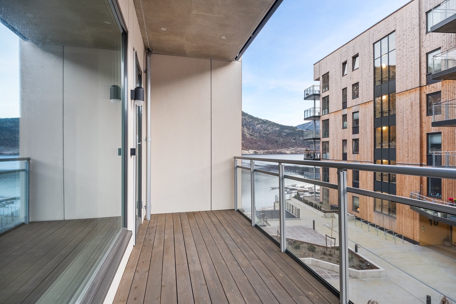 Balkongen har takoverbygg og med litt utsikt til fjorden Galleribilde