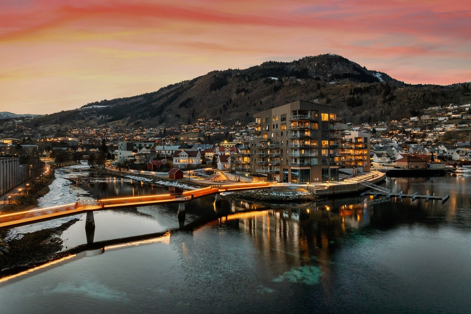 Fjordstien passere på nedsida av Lerum Brygge. Her er det også muleg å bade, eller ein kan gå over Osenbrui og bort til badevika Galleribilde