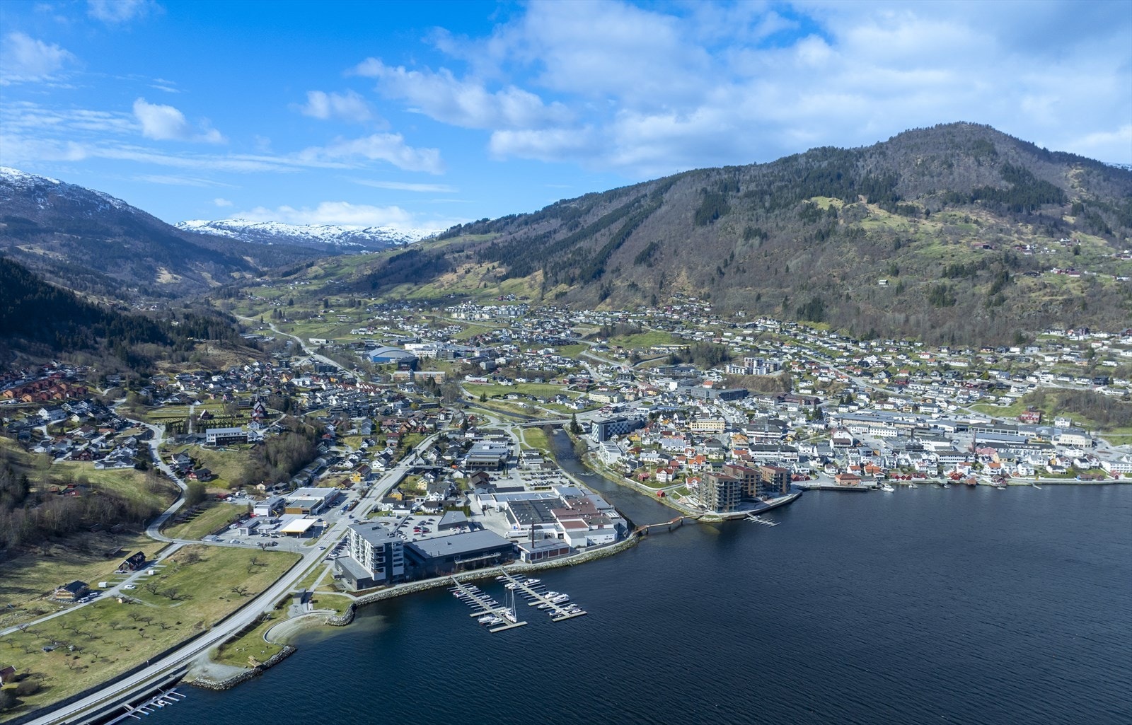 10 minutt å gå til Fosshaugane Campus Med høgskule, treningssenter og klatrevegg. Galleribilde