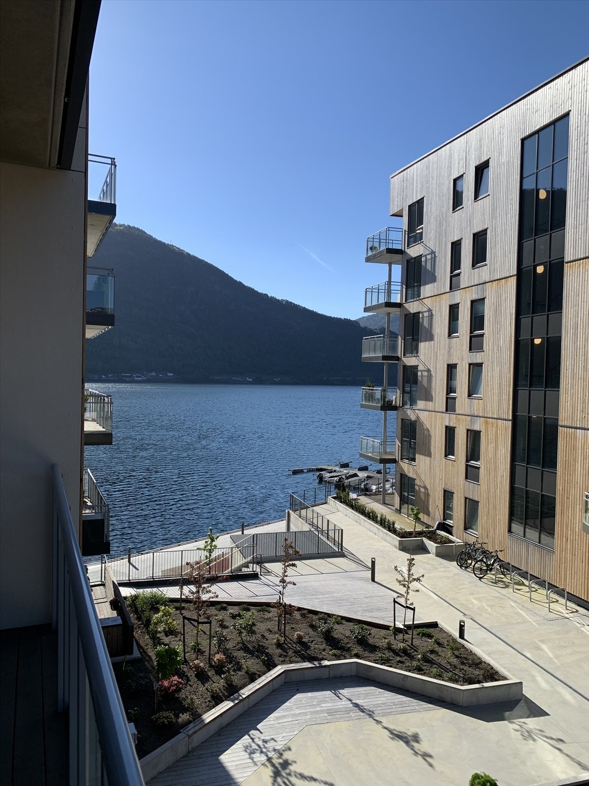Privat bilde teke frå balkongen mot fjorden Galleribilde