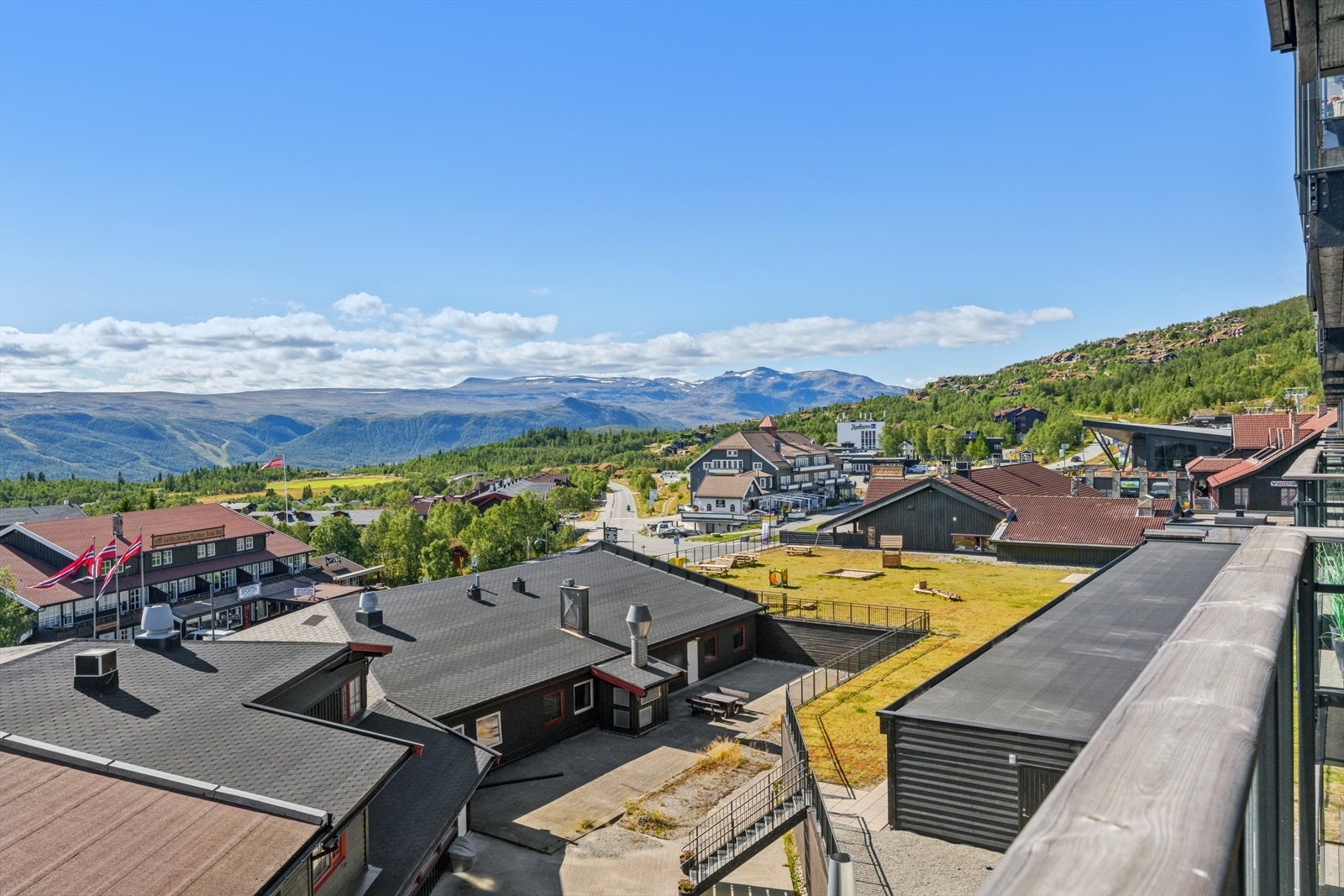 Flott utsikt til vakre fjellomgivelser. Galleribilde