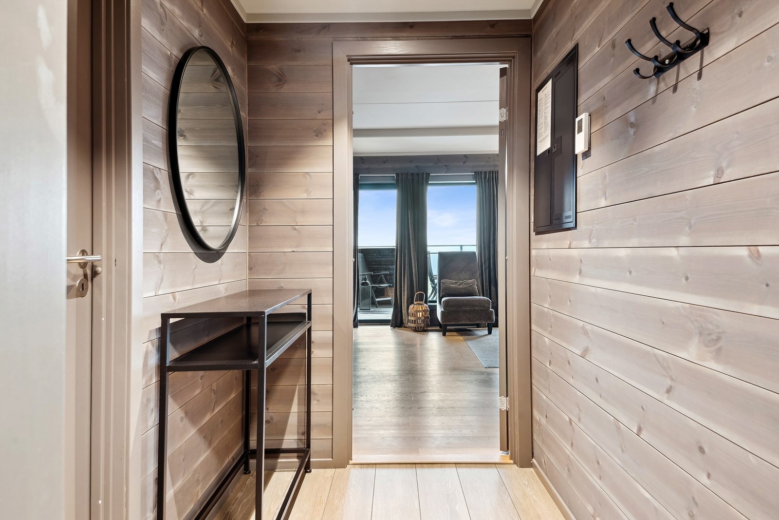 Entré med plass for å henge fra seg yttertøyet. Dør inn til soverom. Galleribilde