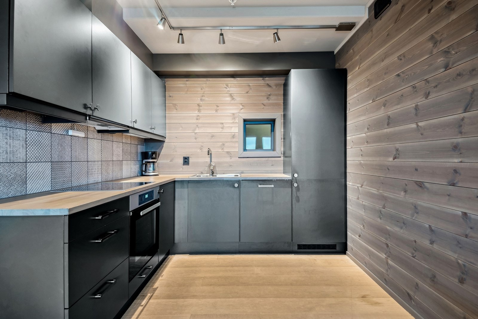 Integrerte hvitevarer som steketopp, komfyr, oppvaskmaskin og kjøl-/fryseskap. Galleribilde