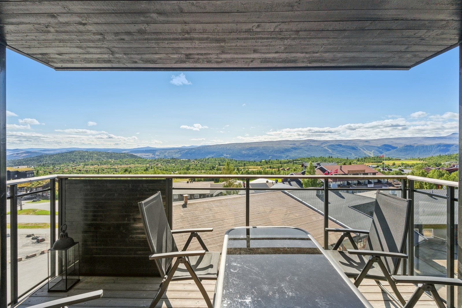 Overbygd terrasse med plass for møblement. Galleribilde