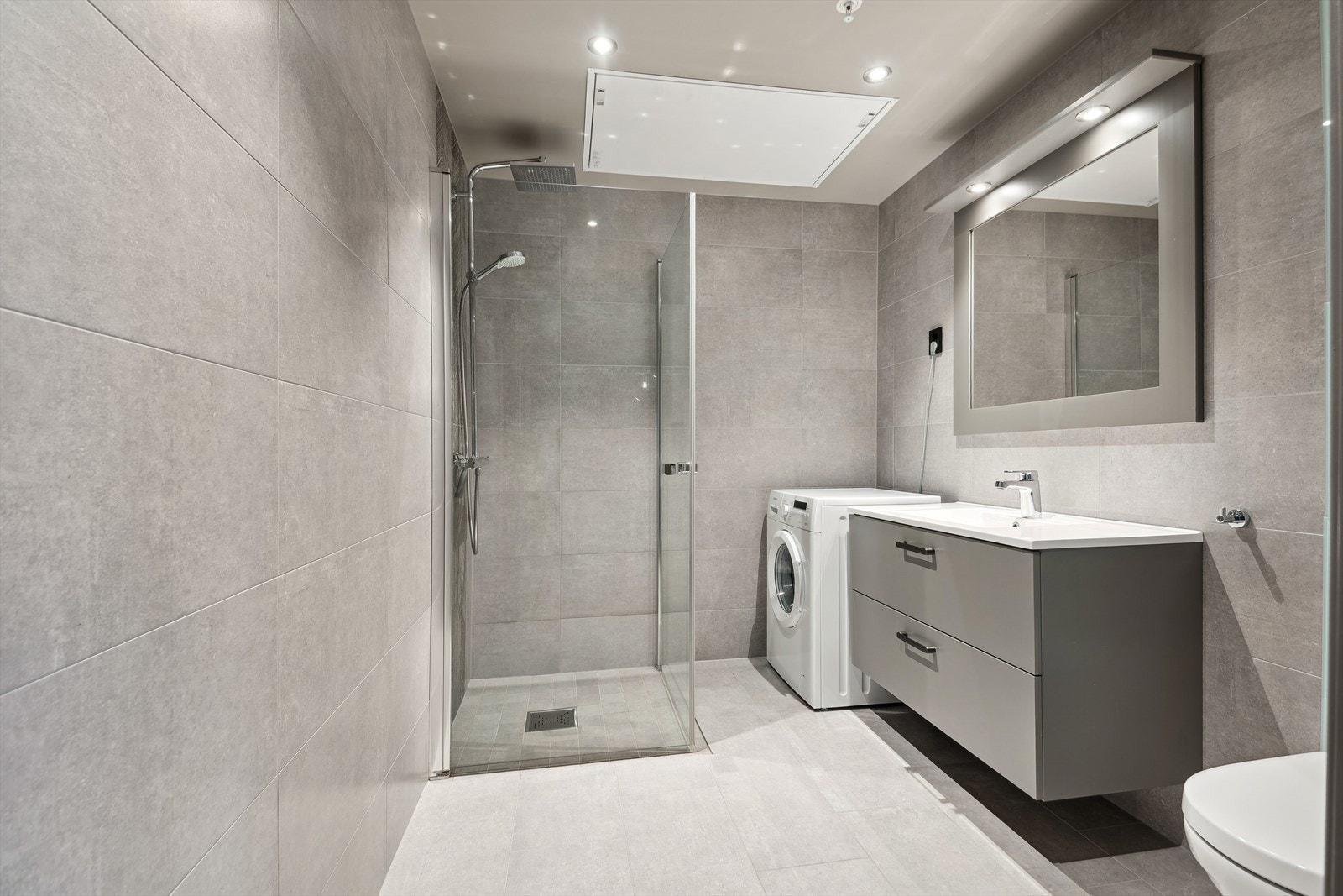 Badet har tidsriktige fliser på gulv og vegg, og varme i gulv. Galleribilde