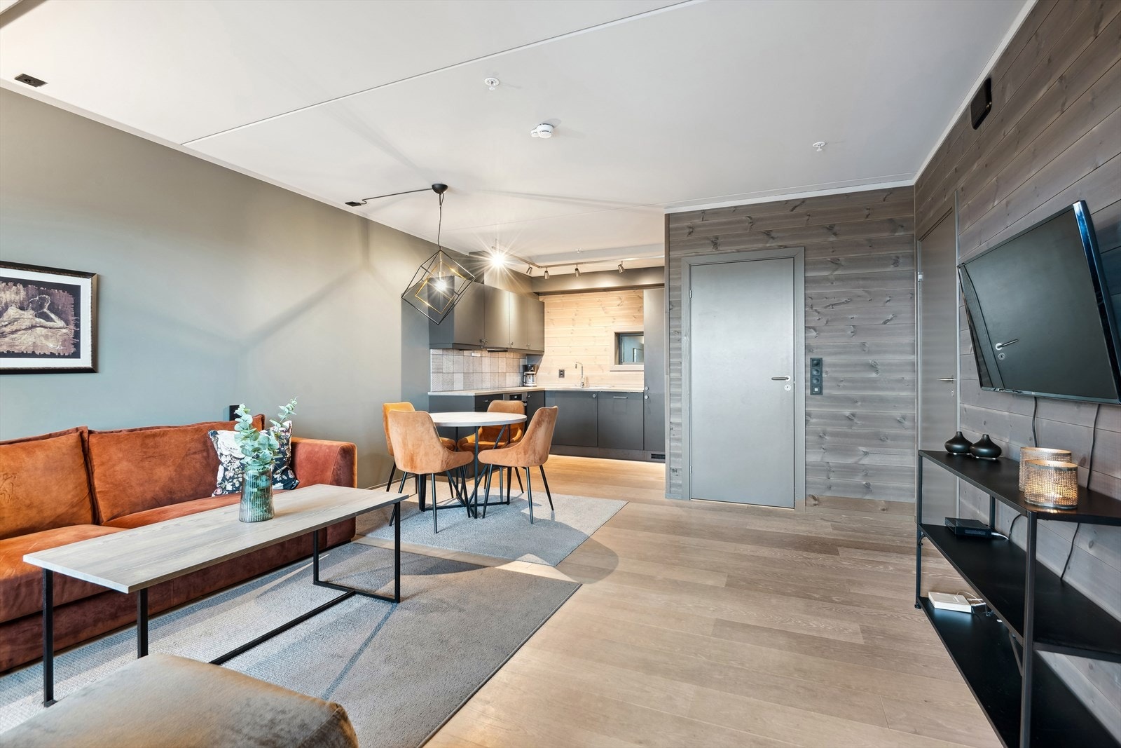 På gulvet er det parkett, og med vannboren varme er det alltid en lun og god grunnvarme. Galleribilde