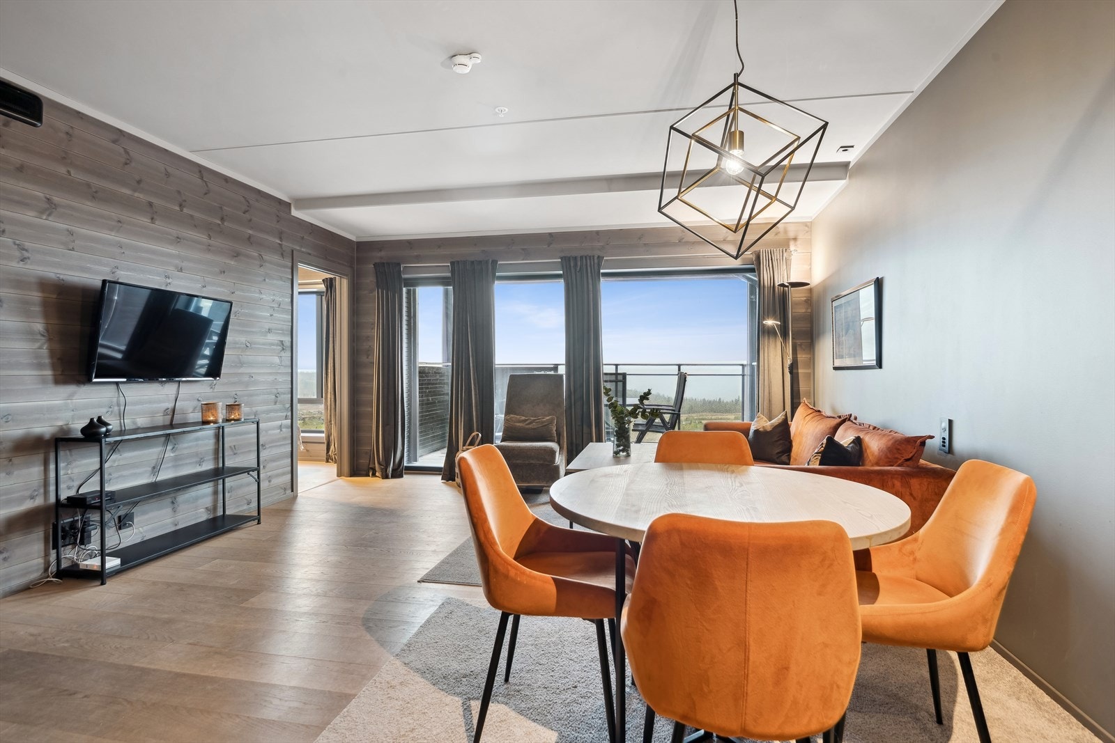 Store vindusflater slipper inn godt med naturlig lys. Dør ut til terrasse. Galleribilde