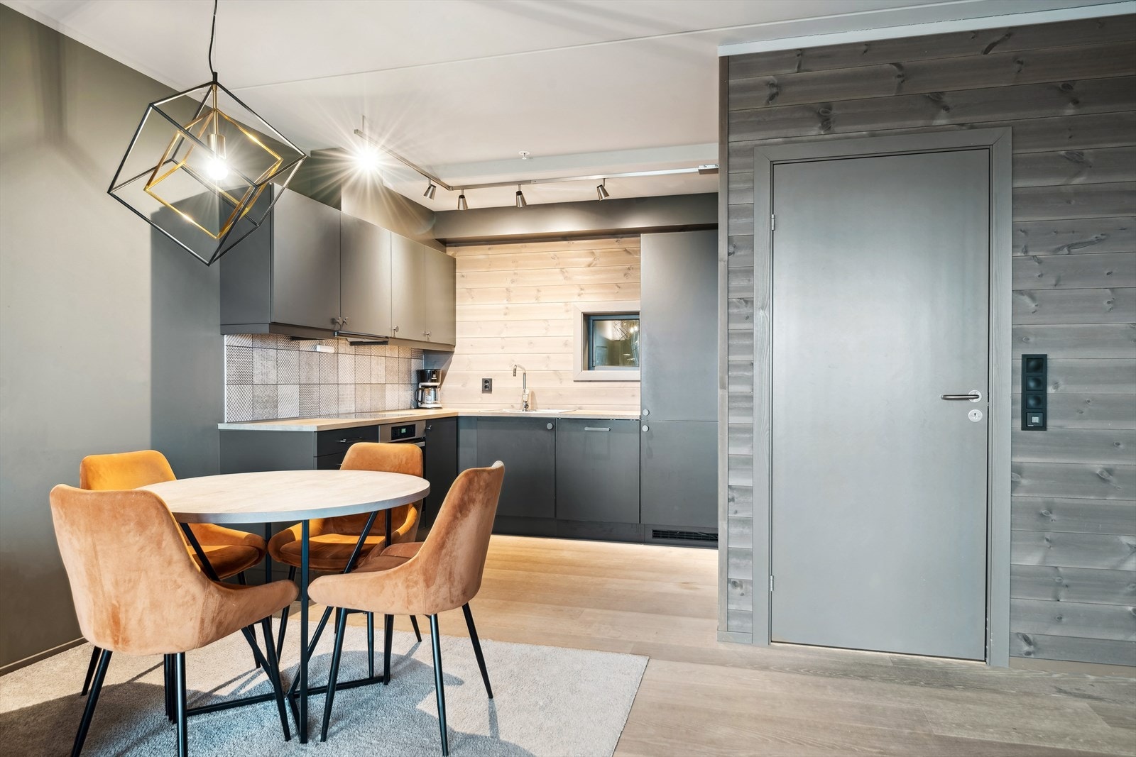 Moderne kjøkken i tidsriktig farge, med heltre benkeplate. Galleribilde